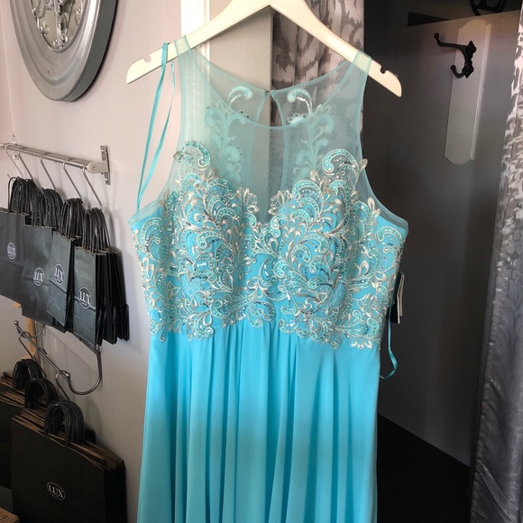 Formal dress - Picture 2 of 2